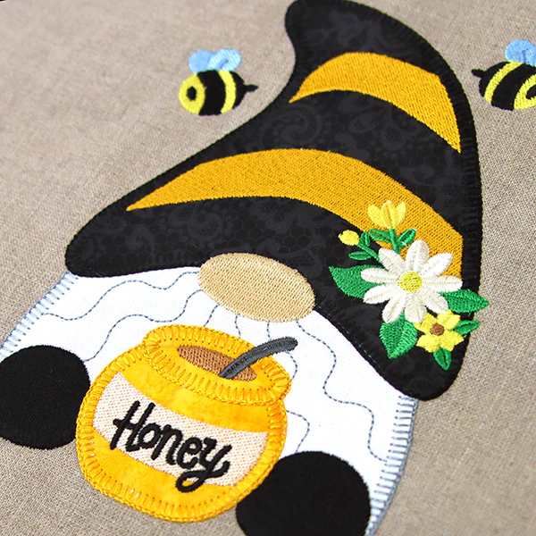 Buzzing Bee Gnome (Heirloom Applique) - Image 4